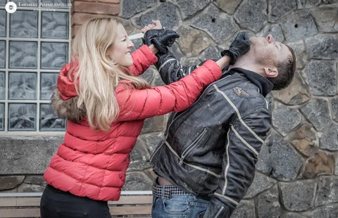 Titel-Bild: Frau verteidigt sich gegen Messer-Angriff
